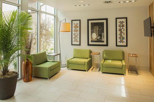 holiday inn express and suites boise airport by ihg