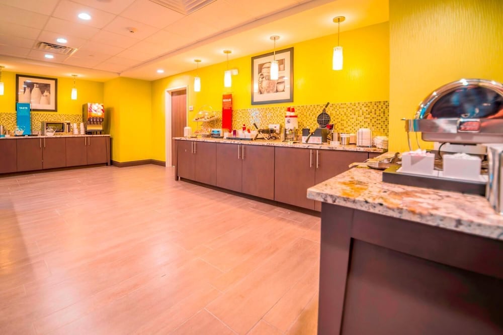 hampton inn and suites la porte