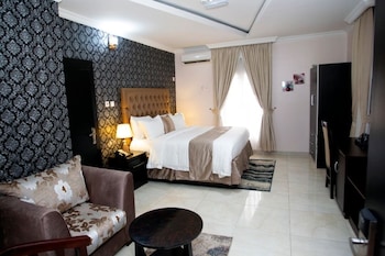 sparklyn hotels and suites