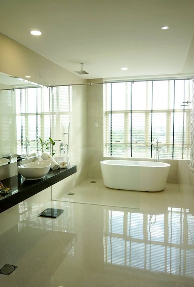 the waterfront hotel