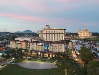 the waterfront hotel