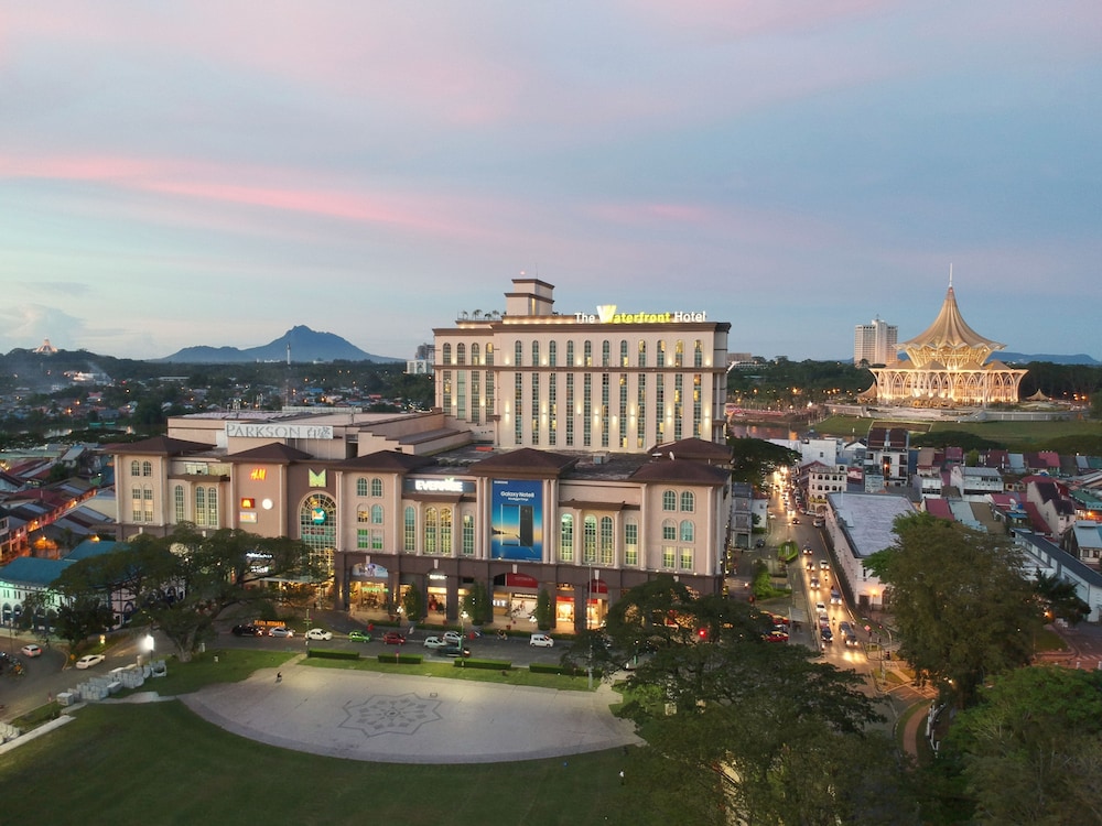 the waterfront hotel