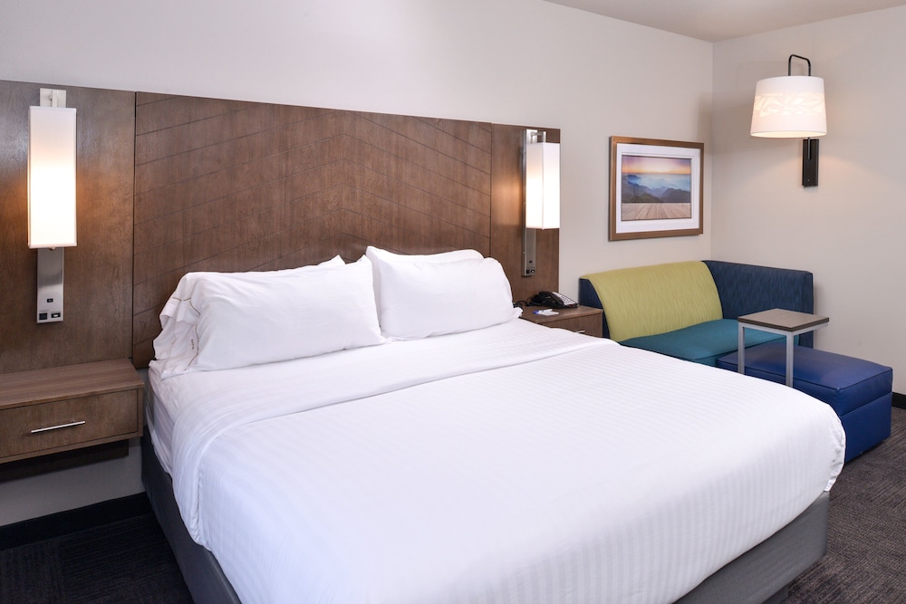 holiday inn express and suites bryant benton area