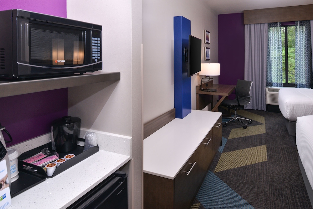 holiday inn express and suites bryant benton area