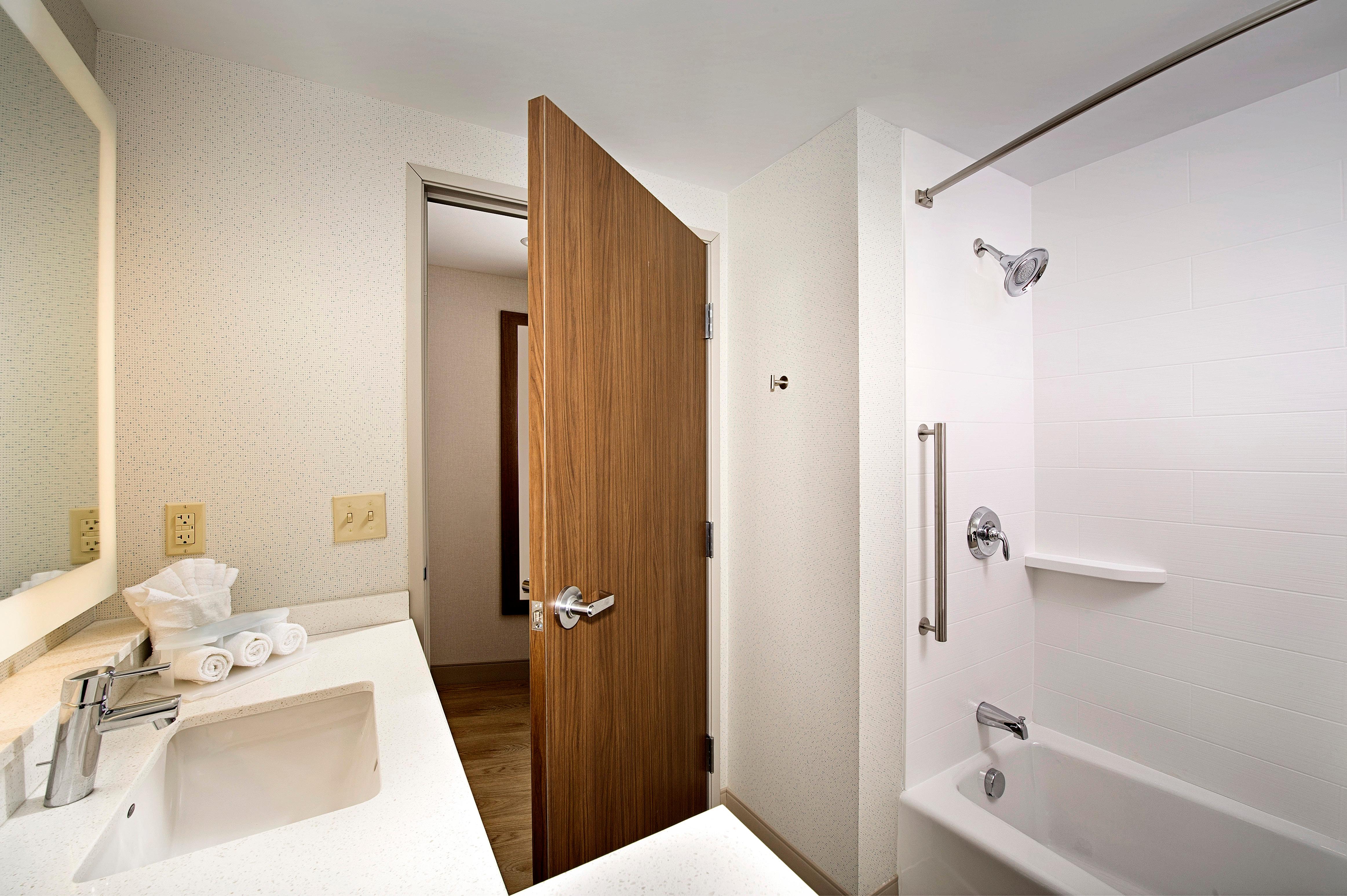 holiday inn express and suites altoona by ihg
