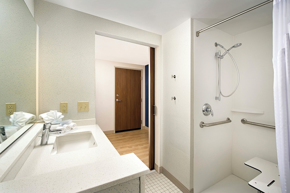 holiday inn express and suites altoona by ihg