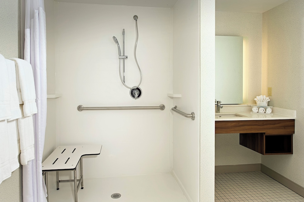 holiday inn express and suites altoona by ihg