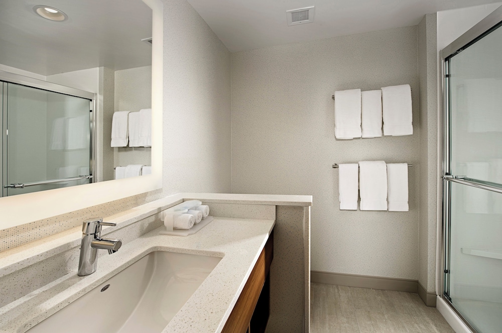 holiday inn express and suites altoona by ihg