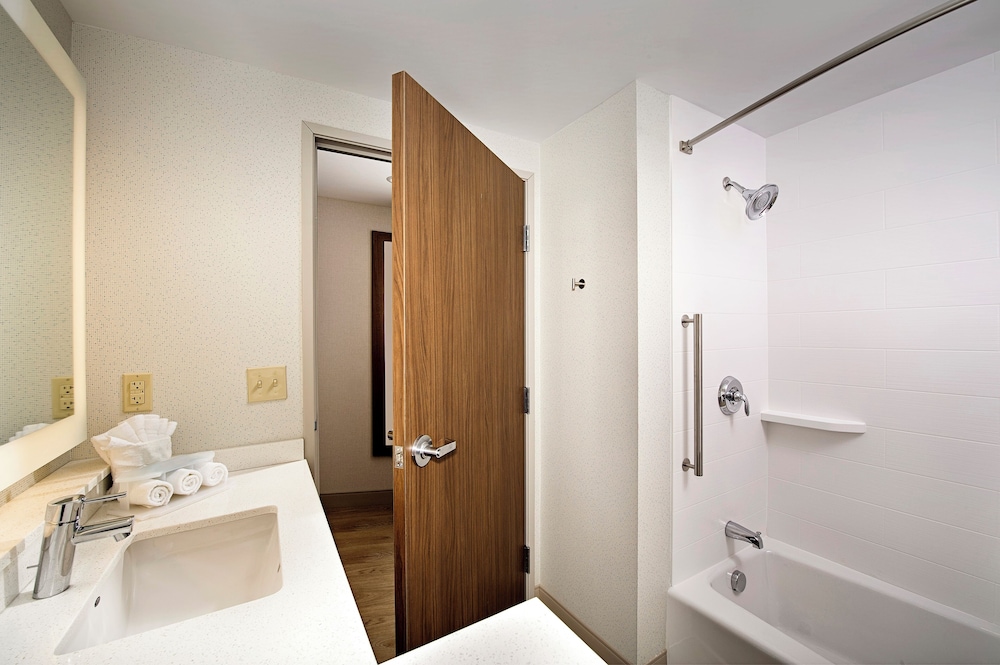 holiday inn express and suites altoona by ihg
