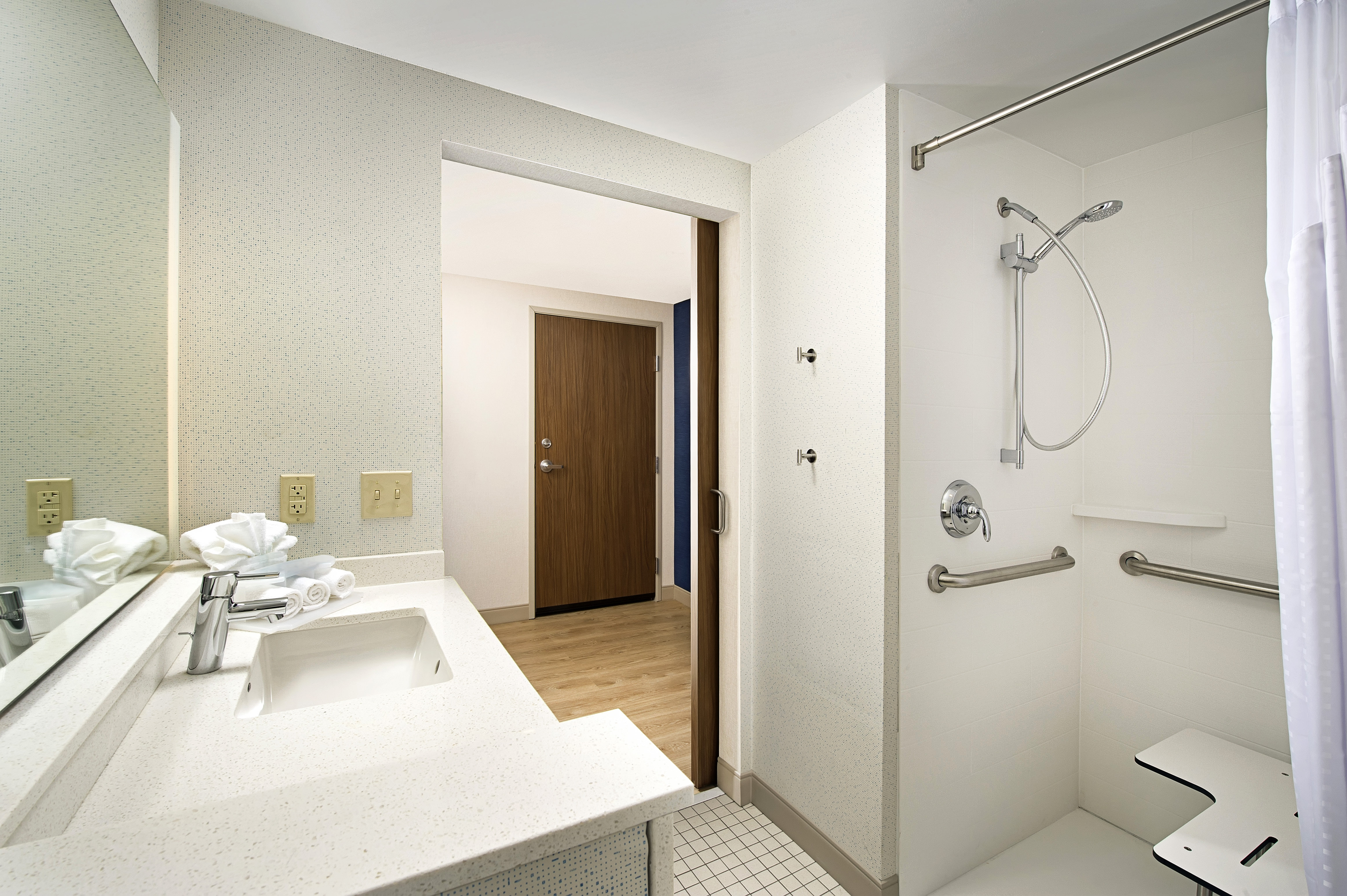 holiday inn express and suites altoona by ihg