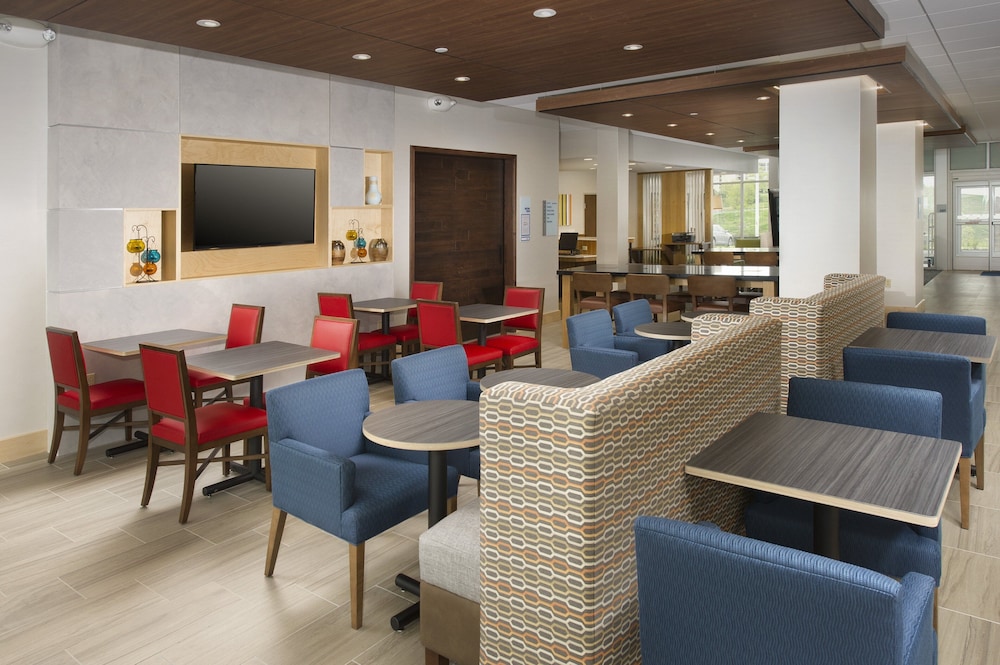 holiday inn express and suites altoona by ihg
