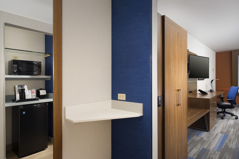 holiday inn express and suites altoona by ihg