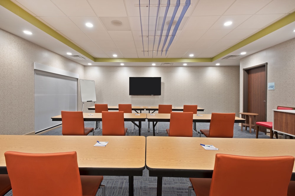 holiday inn express and suites uniontown by ihg