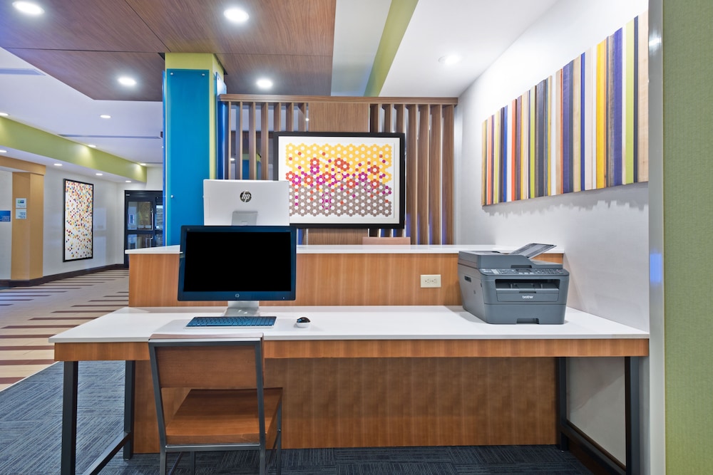 holiday inn express and suites uniontown by ihg