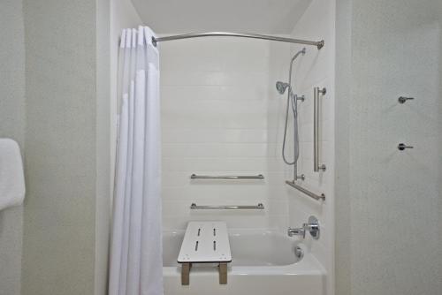 holiday inn express and suites uniontown by ihg