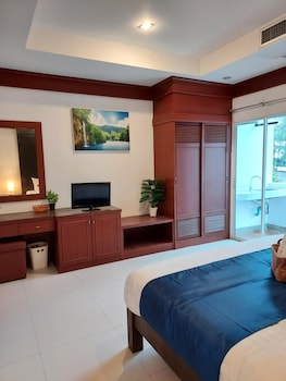 naithon beach mansion