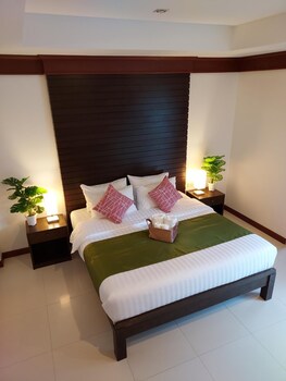 naithon beach mansion