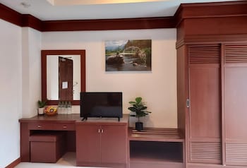 naithon beach mansion