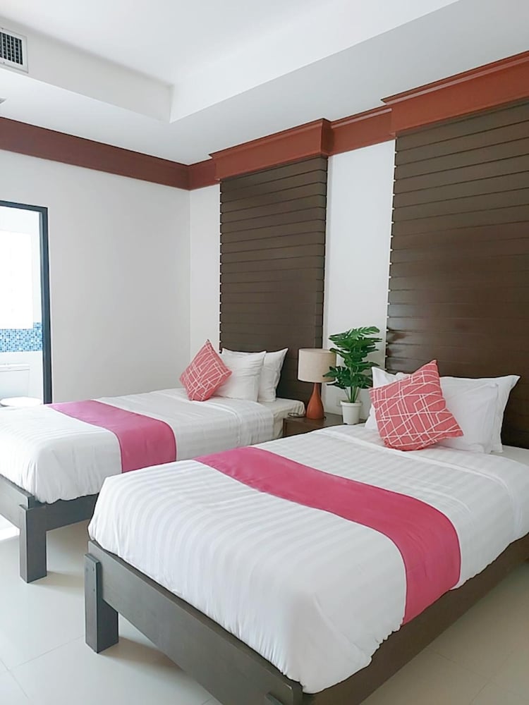naithon beach mansion