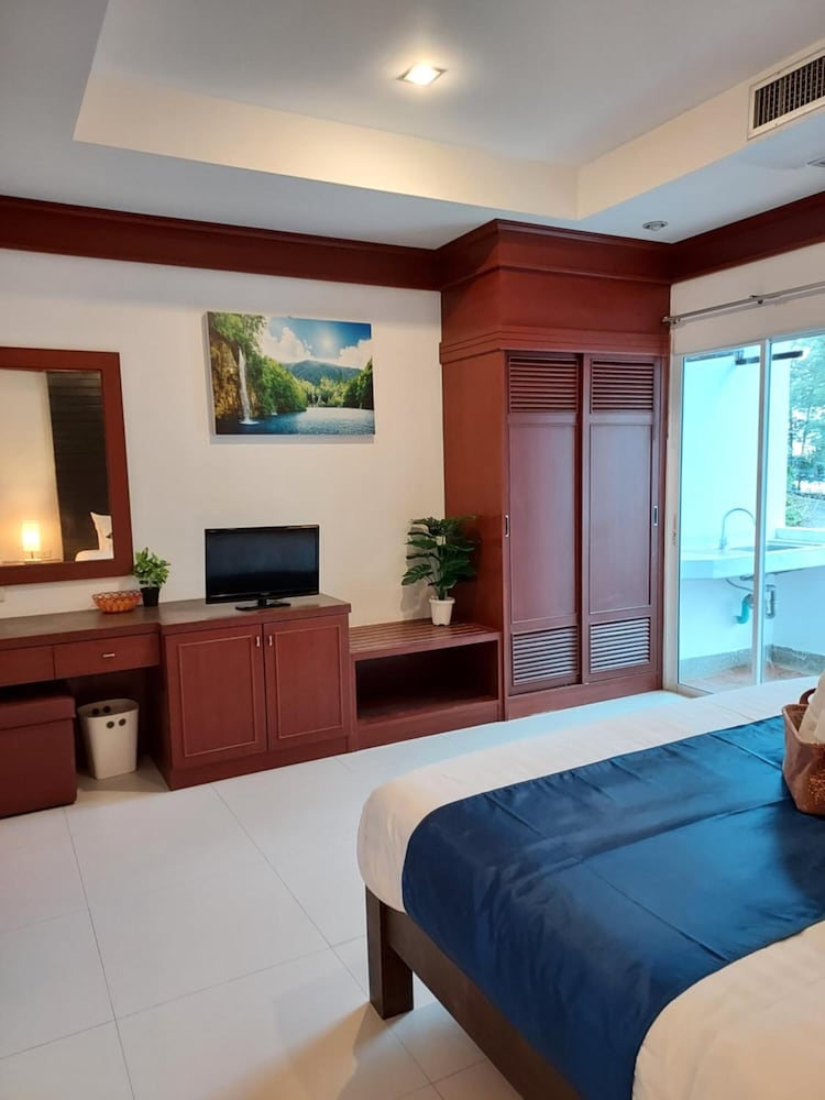 naithon beach mansion