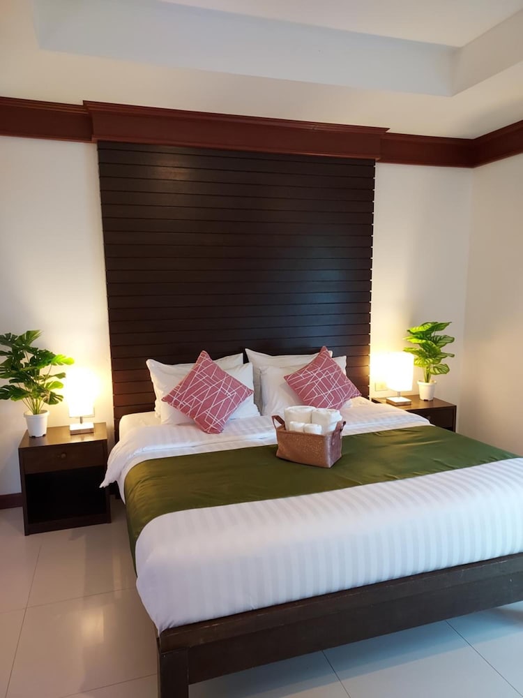 naithon beach mansion