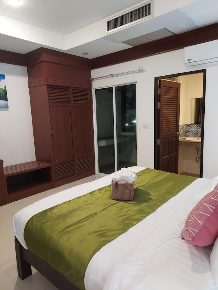 naithon beach mansion