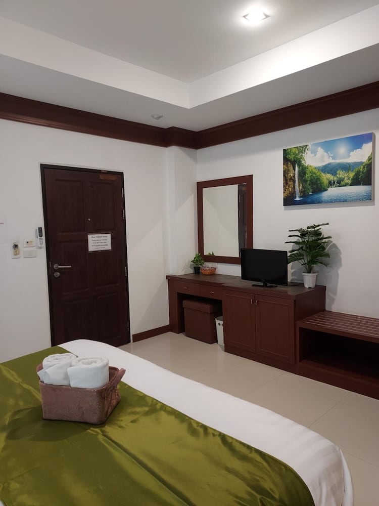 naithon beach mansion