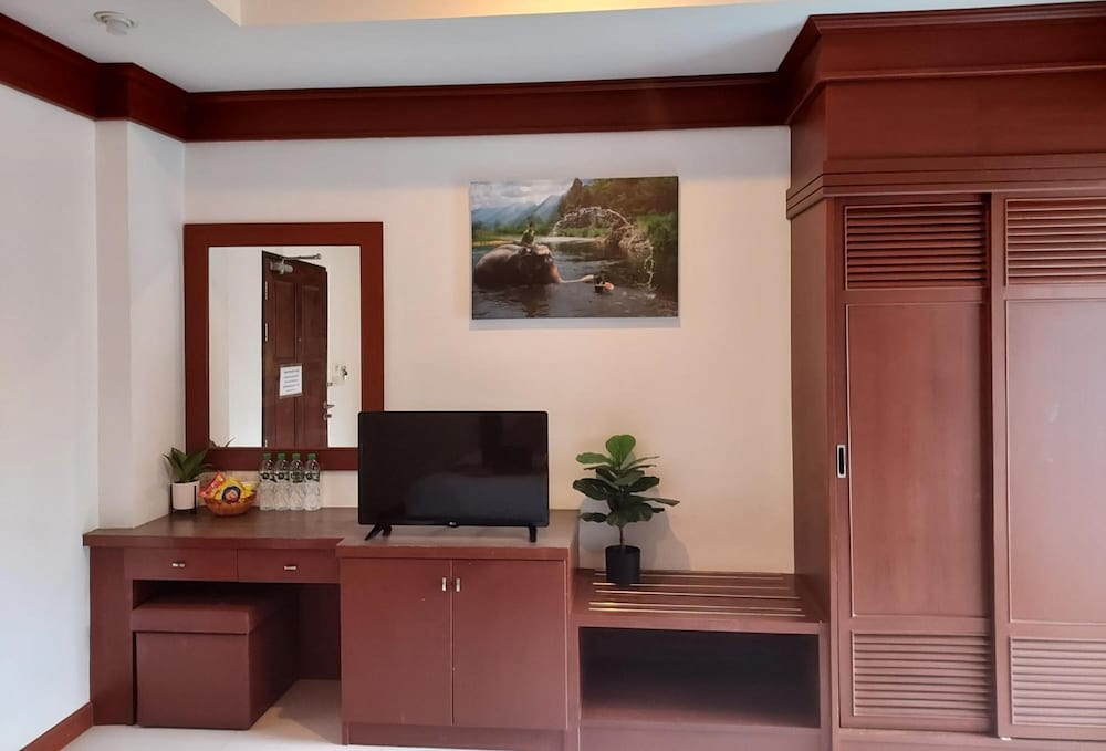 naithon beach mansion