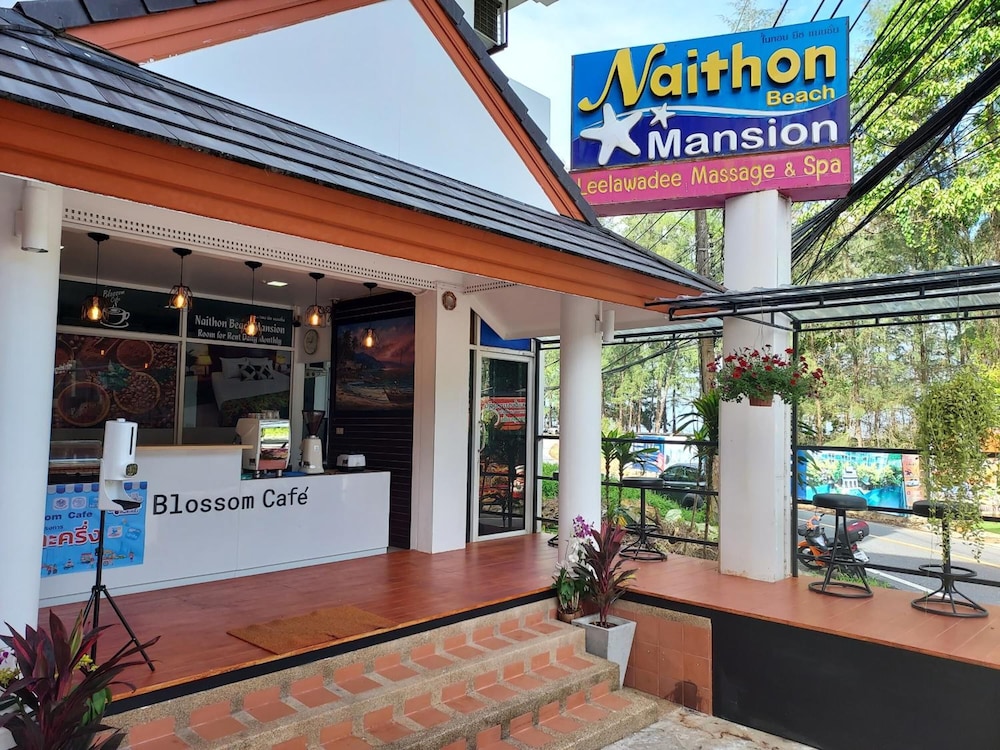 naithon beach mansion