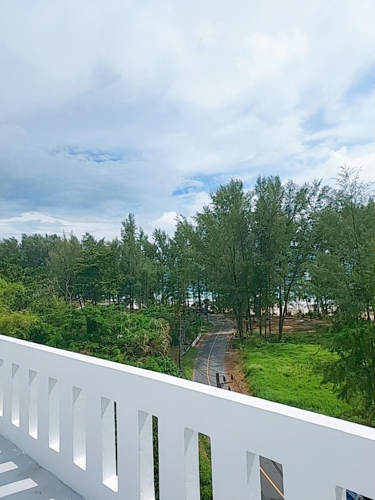 naithon beach mansion