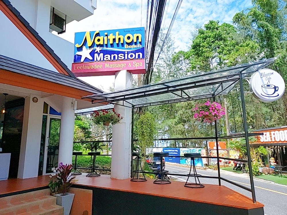 naithon beach mansion