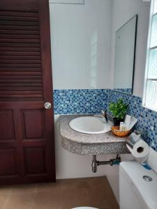 naithon beach mansion