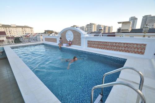 central hotel and residences
