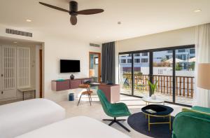 the aviary hotel