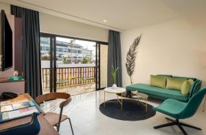 the aviary hotel