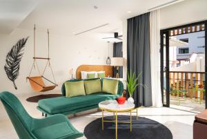 the aviary hotel