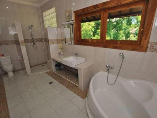 tulamben wreck divers