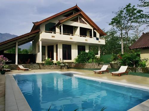 tulamben wreck divers