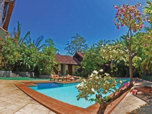 tulamben wreck divers