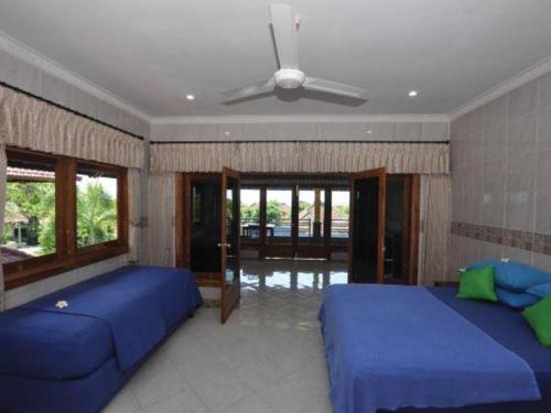 tulamben wreck divers