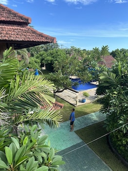 tulamben wreck divers