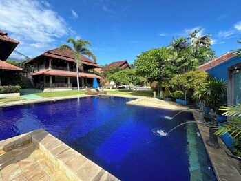 tulamben wreck divers