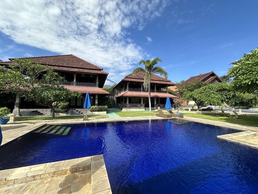 tulamben wreck divers