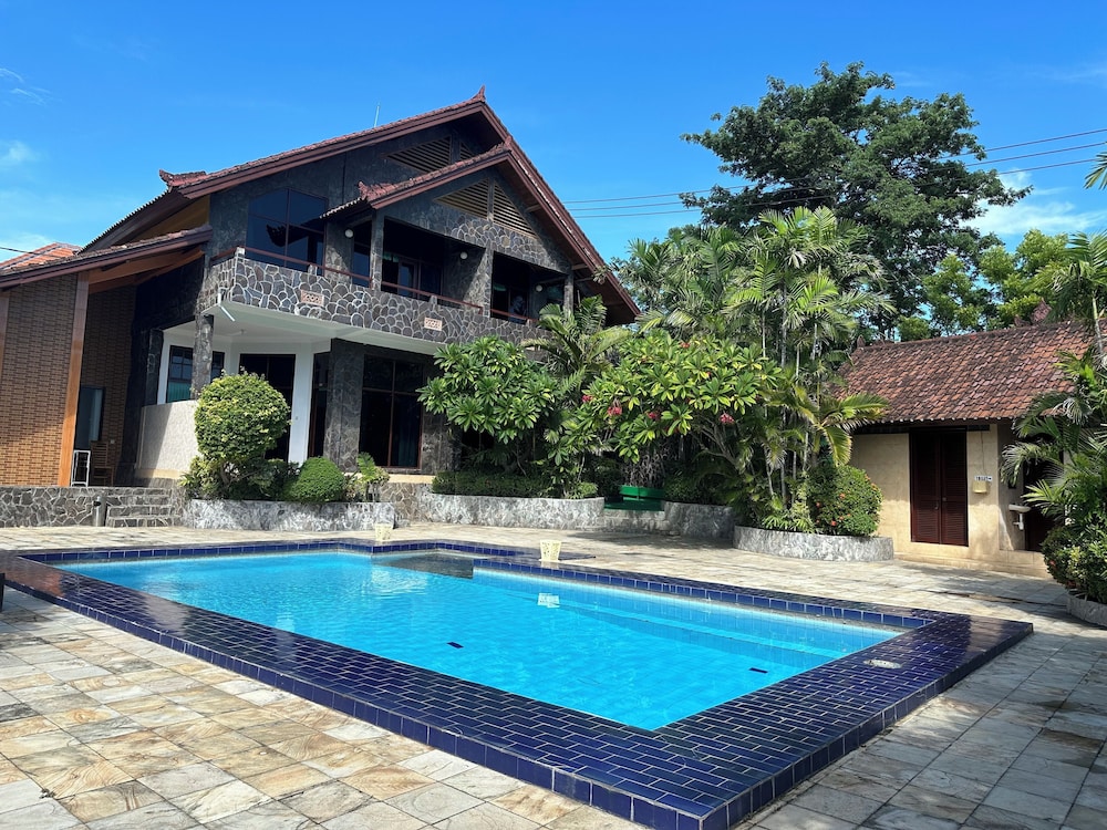 tulamben wreck divers