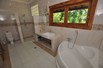 tulamben wreck divers