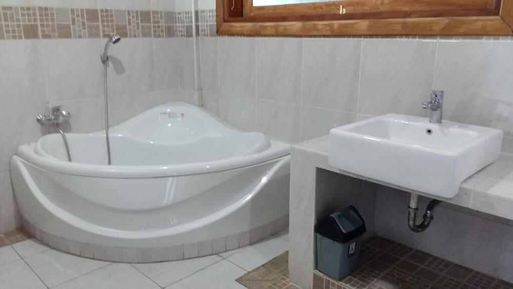 tulamben wreck divers