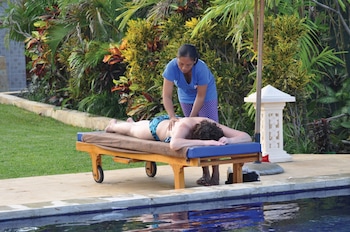 tulamben wreck divers