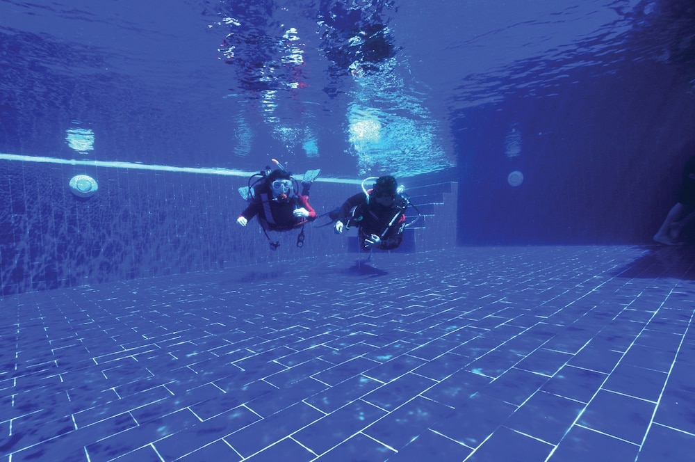 tulamben wreck divers