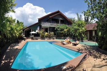 tulamben wreck divers