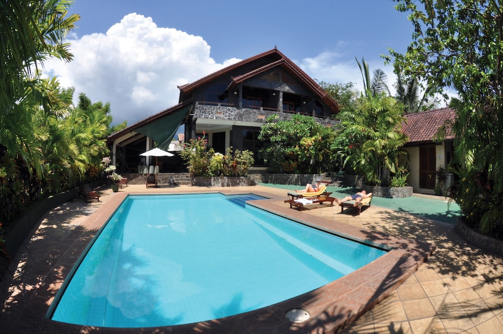 tulamben wreck divers